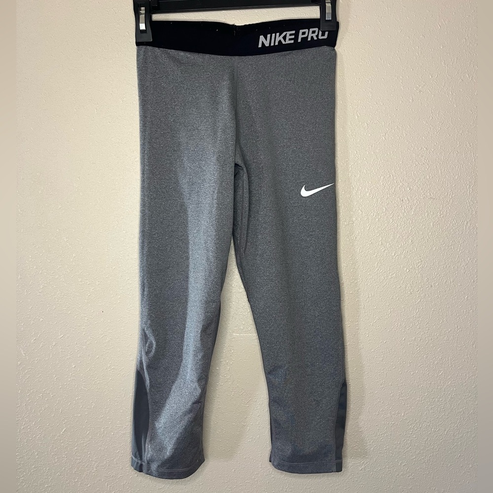 Kids Nike gray dri-fit capri leggings. Size XL